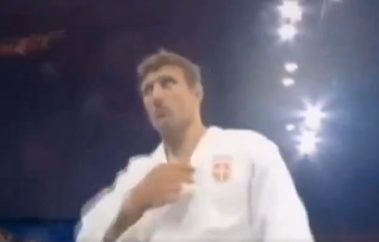 Σάλος με τον αποκλεισμό του Μάιντοβ επειδή έκανε τον σταυρό&nbsp;του