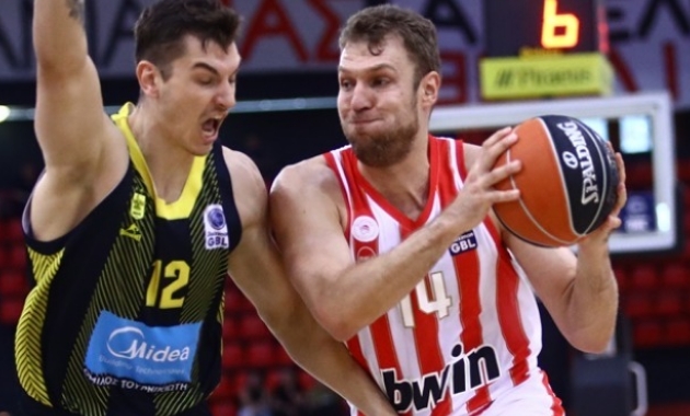 «100άρα» από Ολυμπιακό, πρώτη νίκη για&nbsp;Περιστέρι